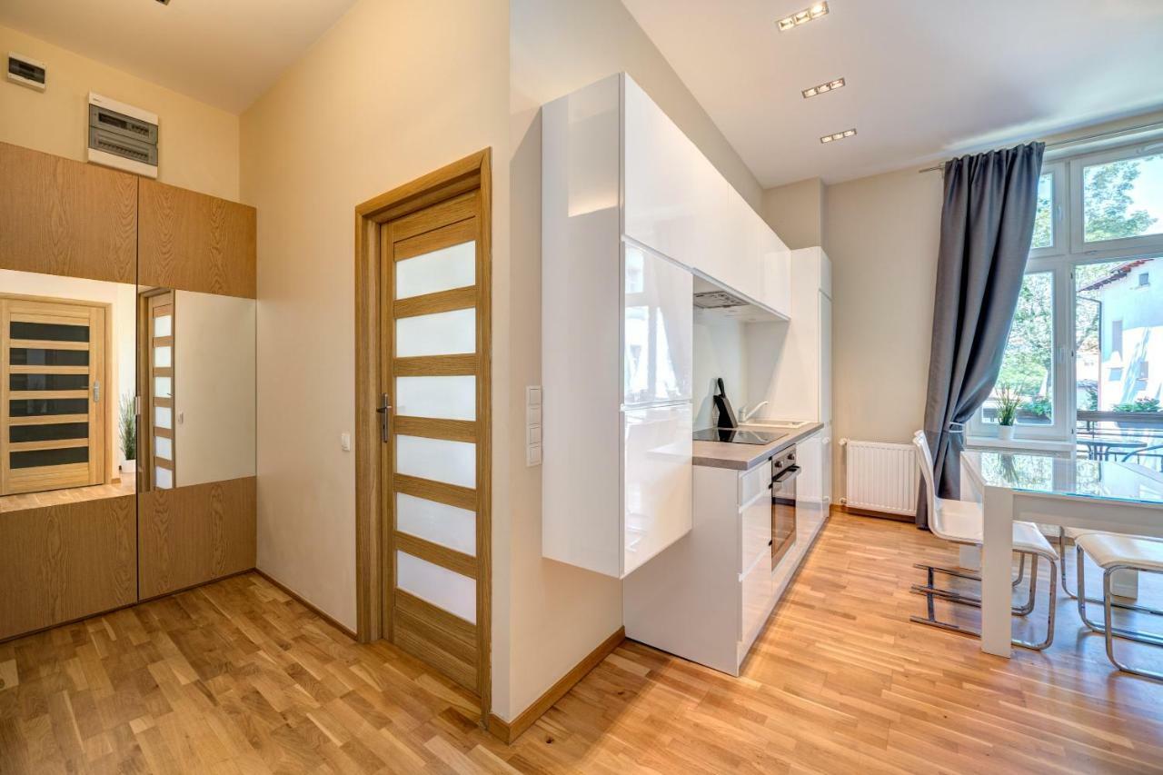 Apartment Dr - Frank Zoppot