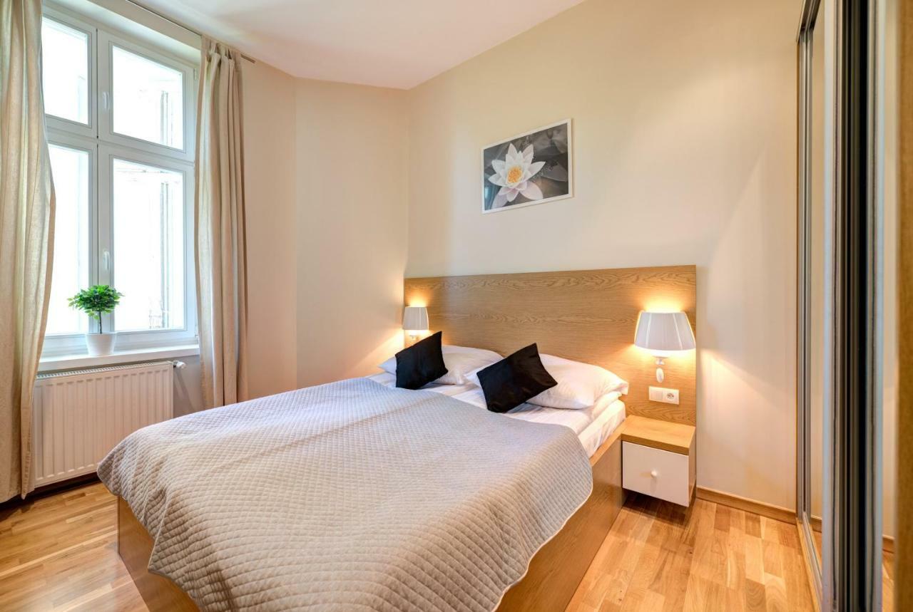Apartment Dr - Frank